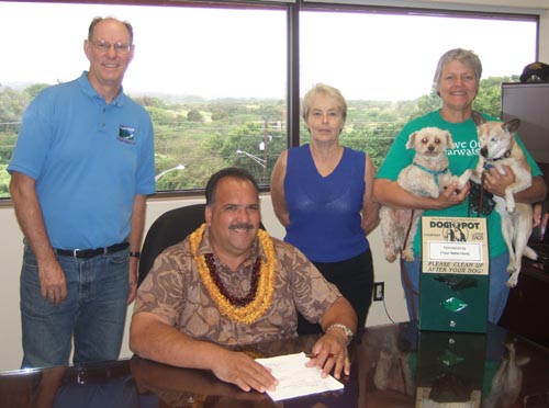 Mayor Carvalho signs the ordinance allowing dogs on the path, May 21, 2010.